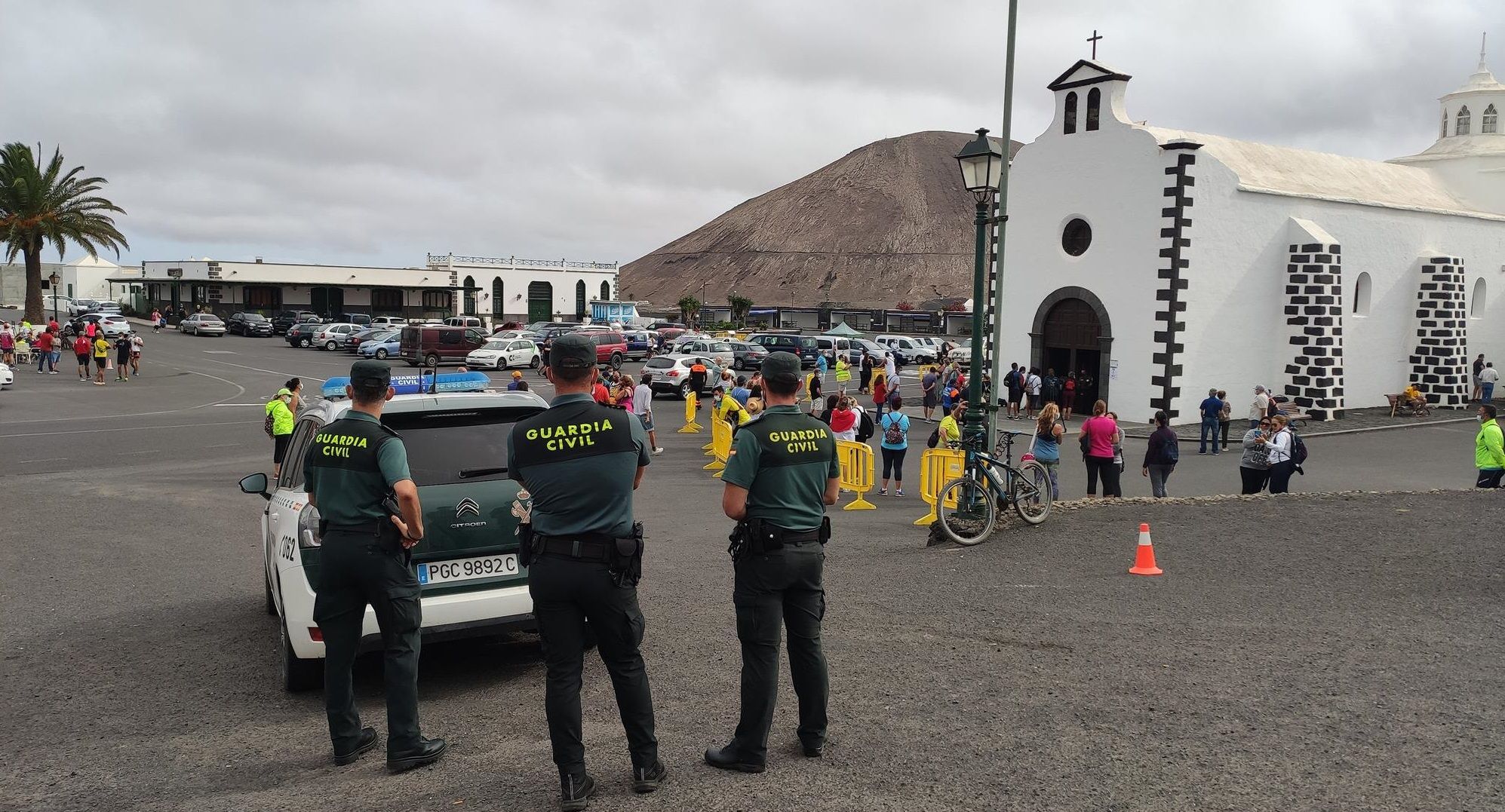 La Guardia Civil vigila la zona de acceso a la ermita en el día de Los Dolores