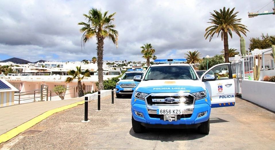 Vehículos de la Policía Local de Tías en Puerto del Carmen