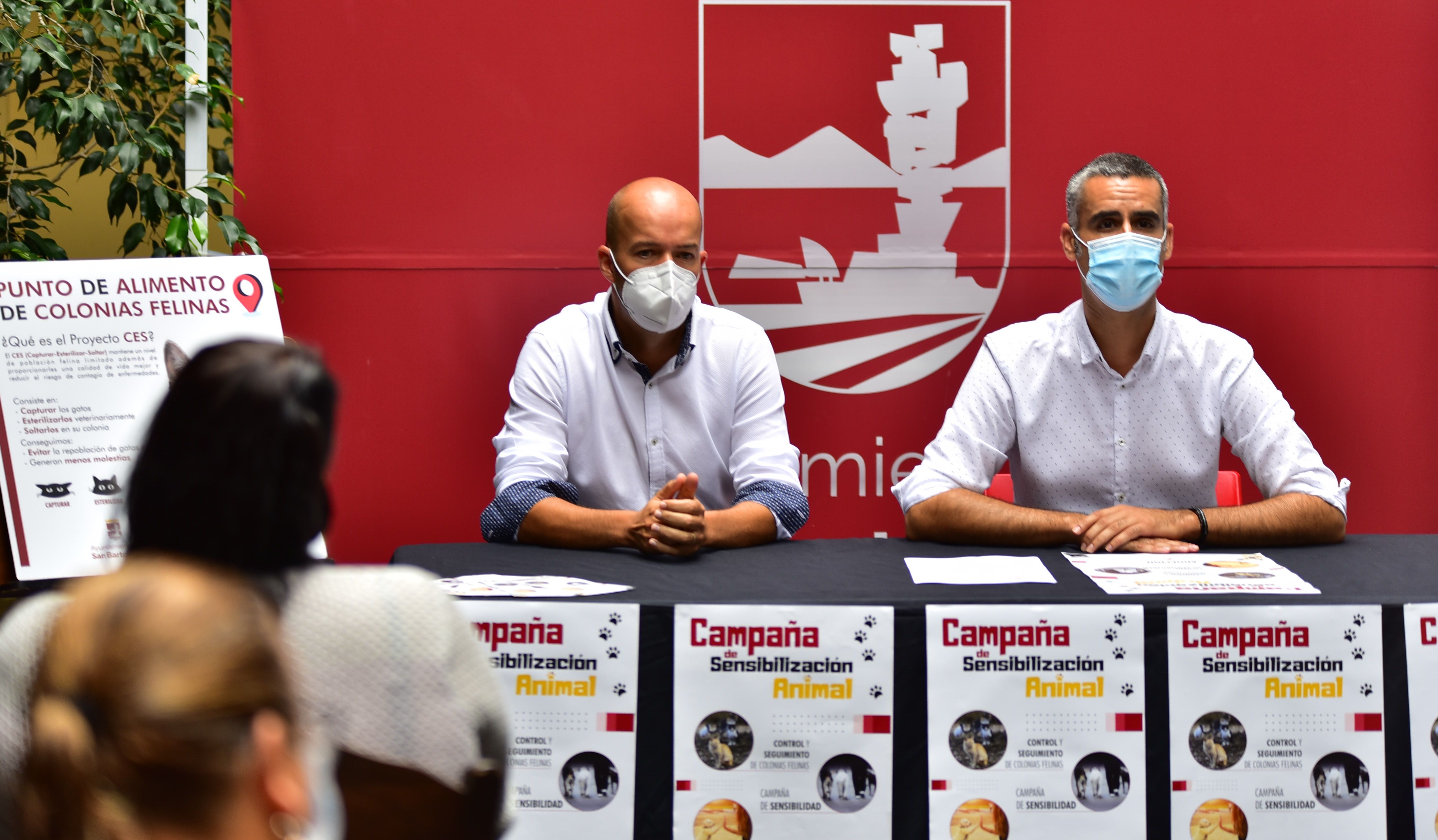 El alcalde, Alexis Tejera, y el concejal Raúl de León presentan la campaña de protección animal