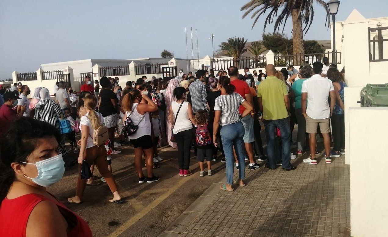 Colas en el acceso al colegio de Playa Blanca