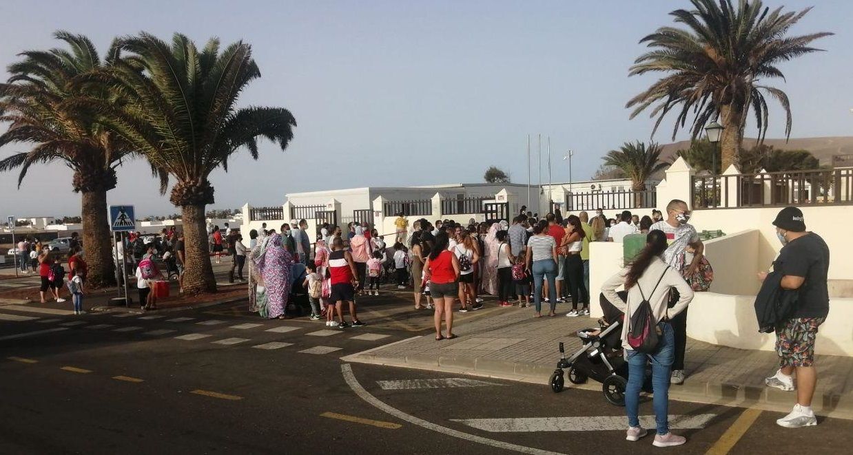 Padres y alumnos a las puertas del colegio de Playa Blanca