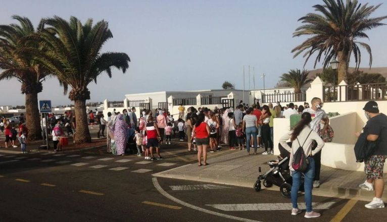 Padres y alumnos a las puertas del colegio de Playa Blanca