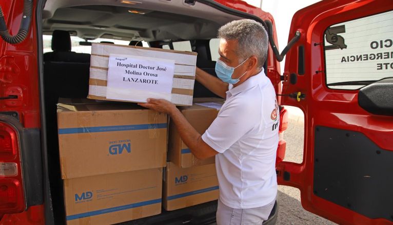 Llegada del material para continuar con la recogida de muestras en los colegios de Arrecife