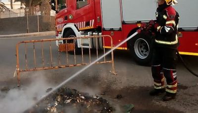 Los bomberos sofocan un incendio de contenedores en Playa Blanca