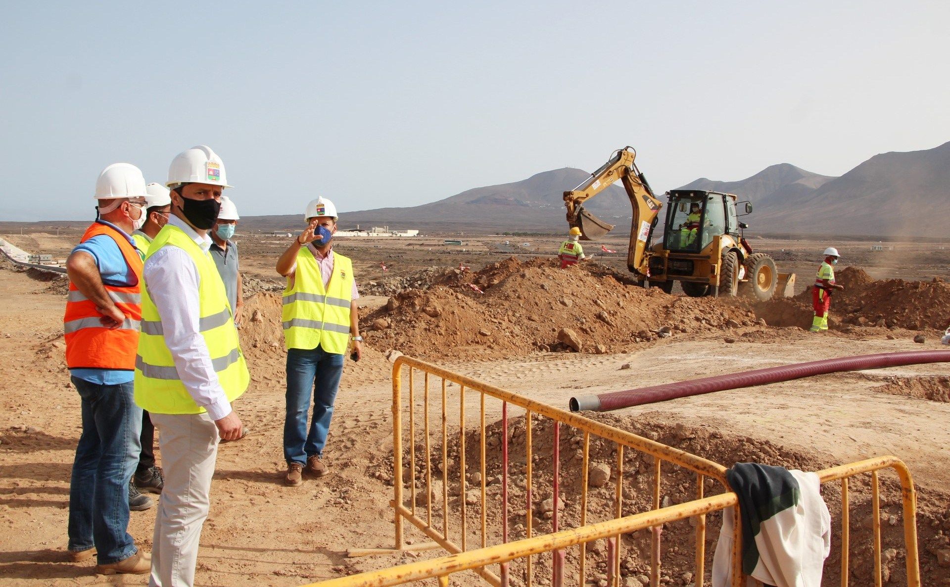 El alcalde de Yaiza visita las obras del nuevo vial de Playa Blanca