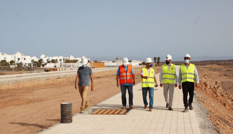 El alcalde de Yaiza visita las obras de ejecución del nuevo vial de Playa Blanca