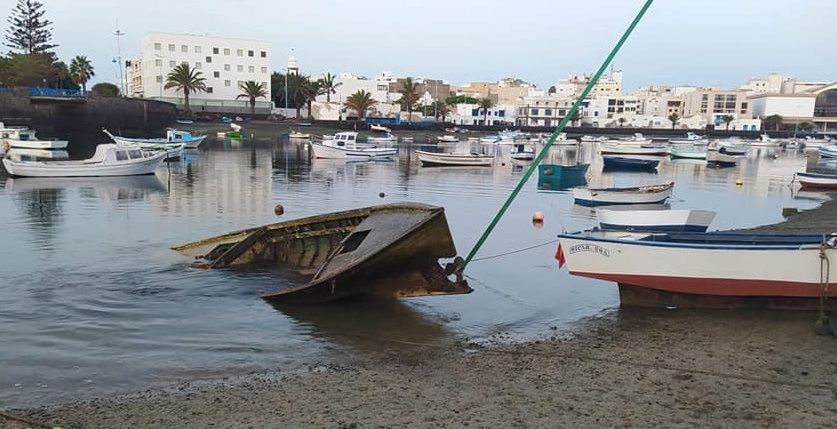 Retirada de un barco hundido en El Charco de San Ginés