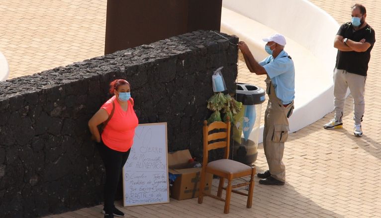 Un agricultor protesta a las puertas del Cabildo por el cierre de los mercados