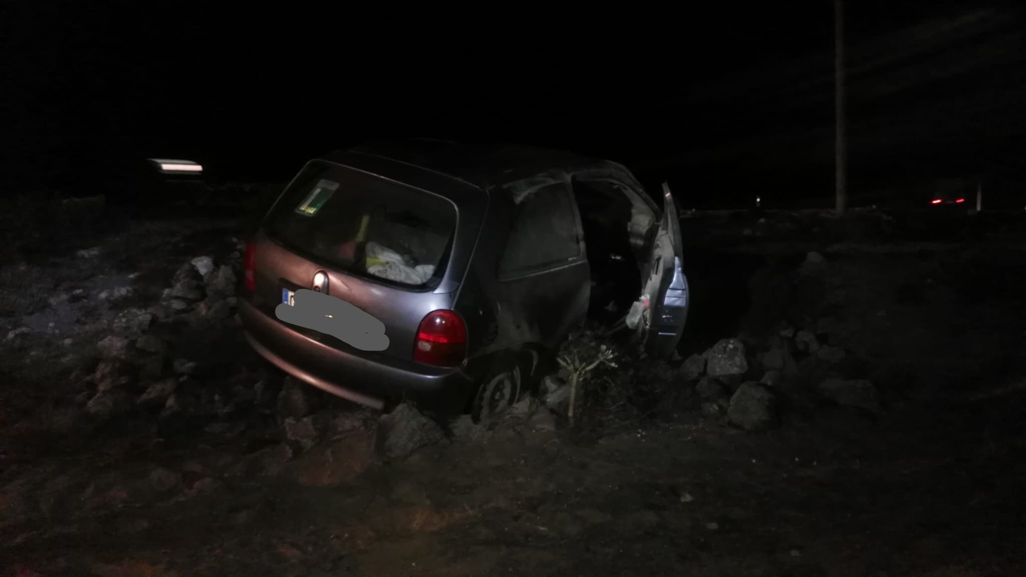 Un coche se sale de la carretera y vuelca en la LZ-20,  cerca de Mozaga