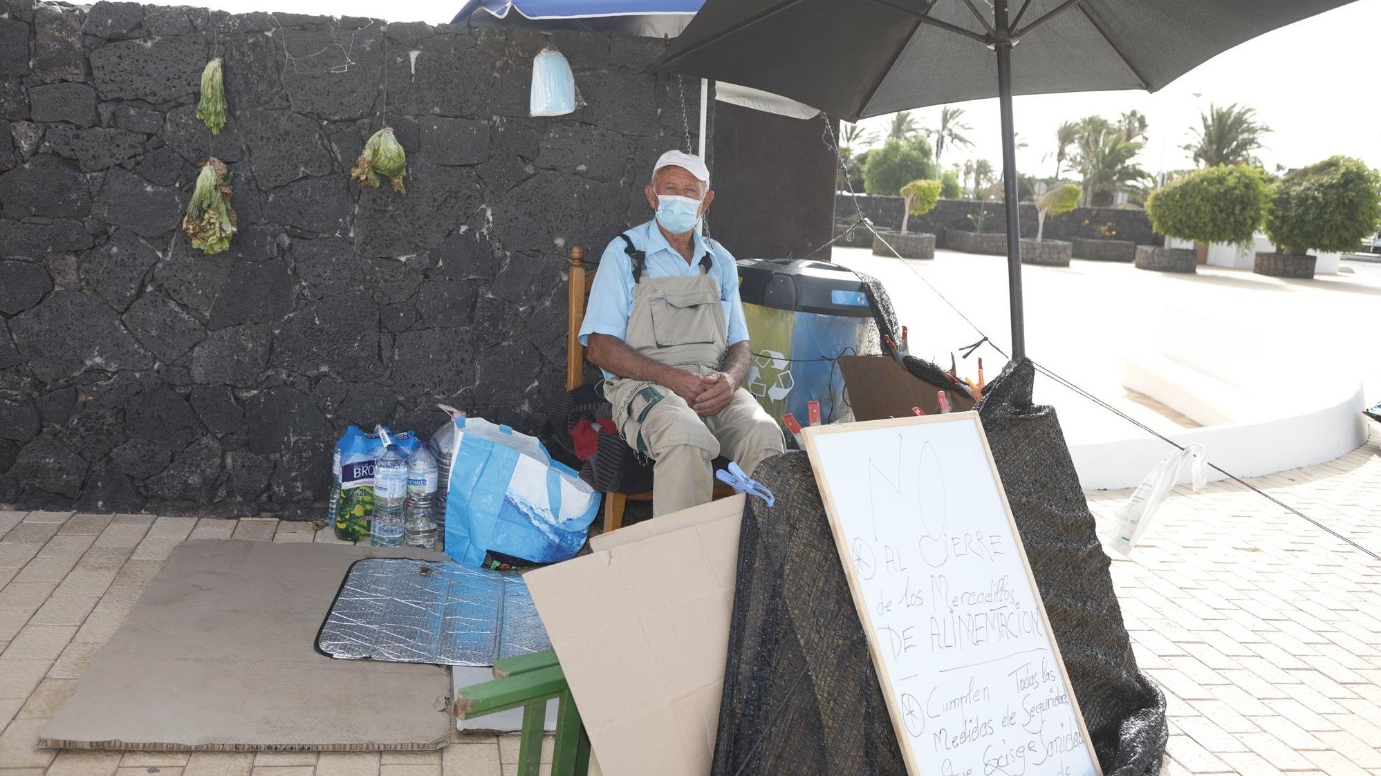 Protesta del agricultor Manuel Peláez a las puertas del Cabildo por el cierre de los mercadillos