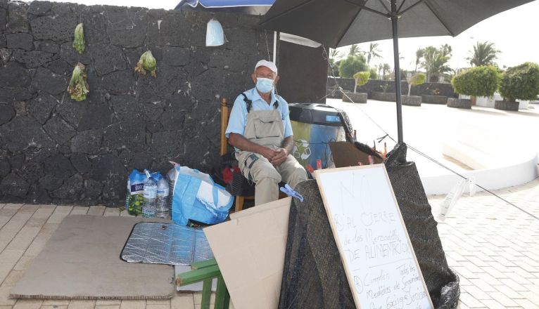 Protesta del agricultor Manuel Peláez a las puertas del Cabildo por el cierre de los mercadillos