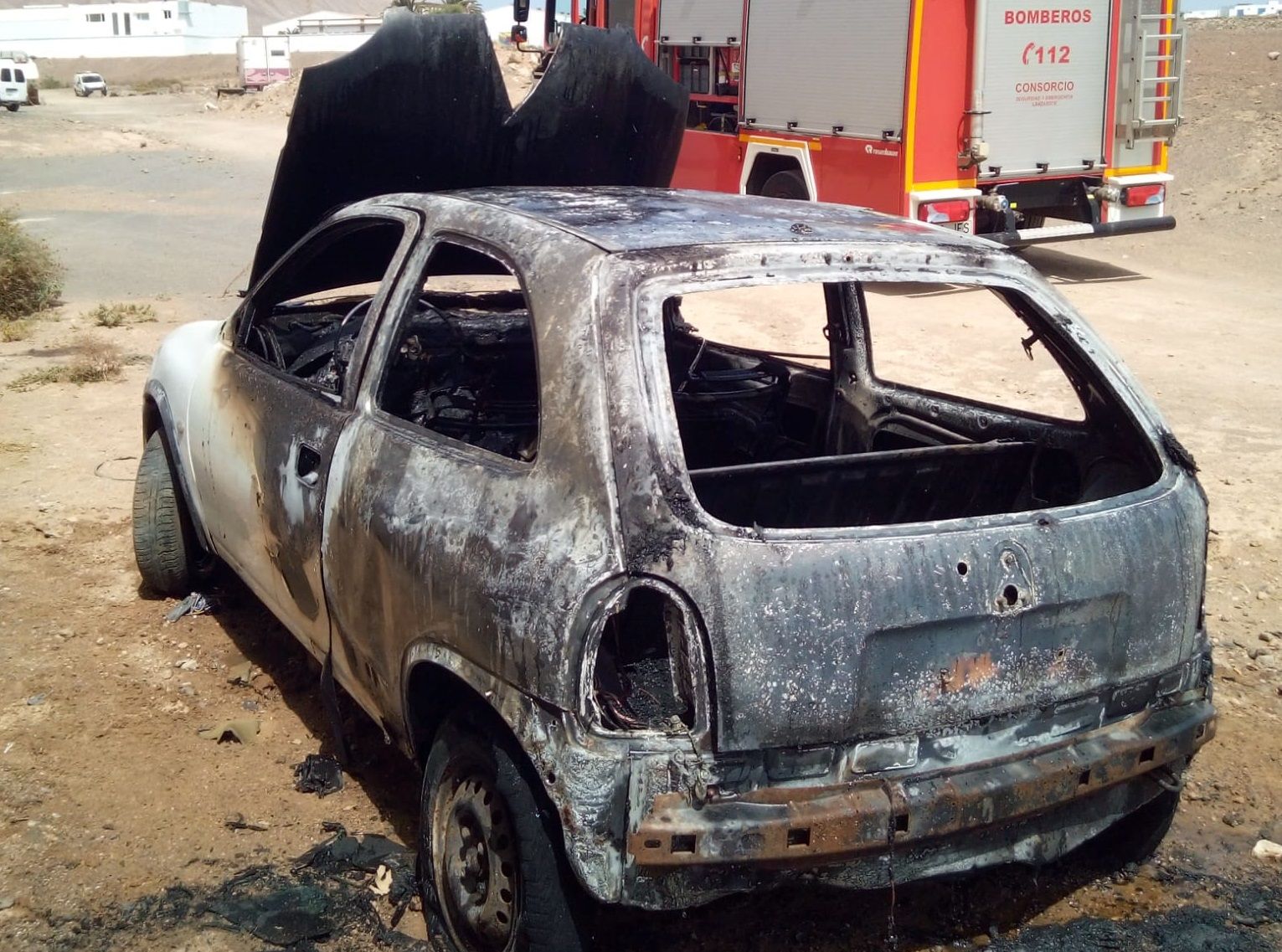 Vehículo incendiado en Argana