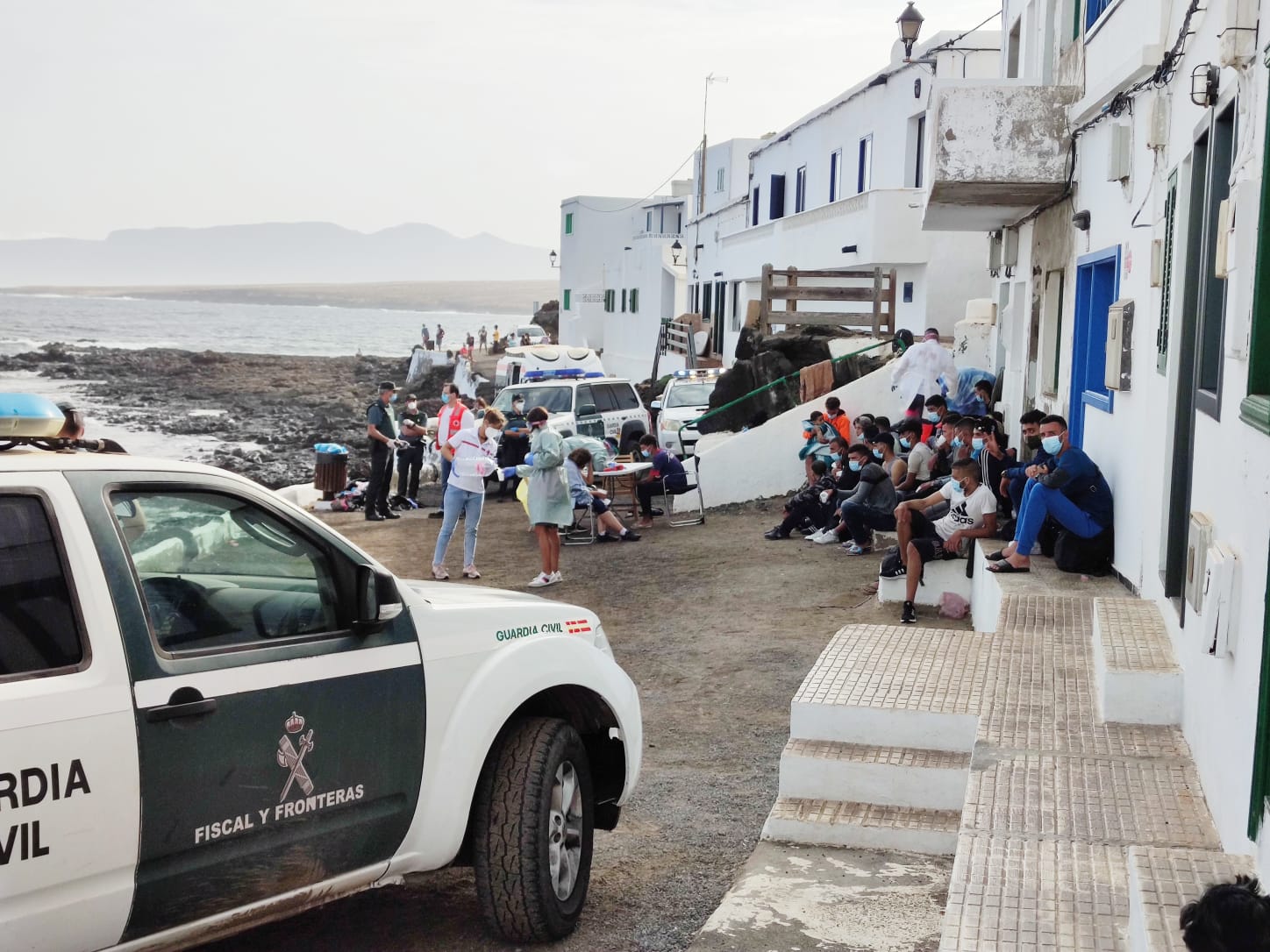 Asistencia a inmigrantes llegados en patera a Caleta de Caballo 