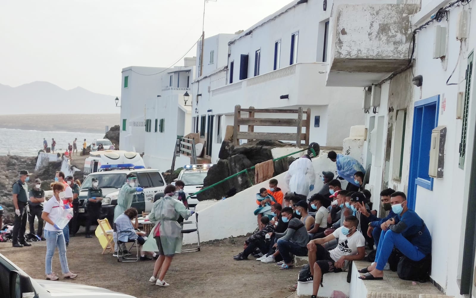 Asistencia a inmigrantes llegados en patera a Caleta de Caballo
