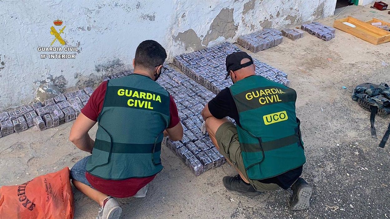 Agentes de la Guardia Civil, en el desmantelamiento de una red que introducía hachís en Canarias desde África