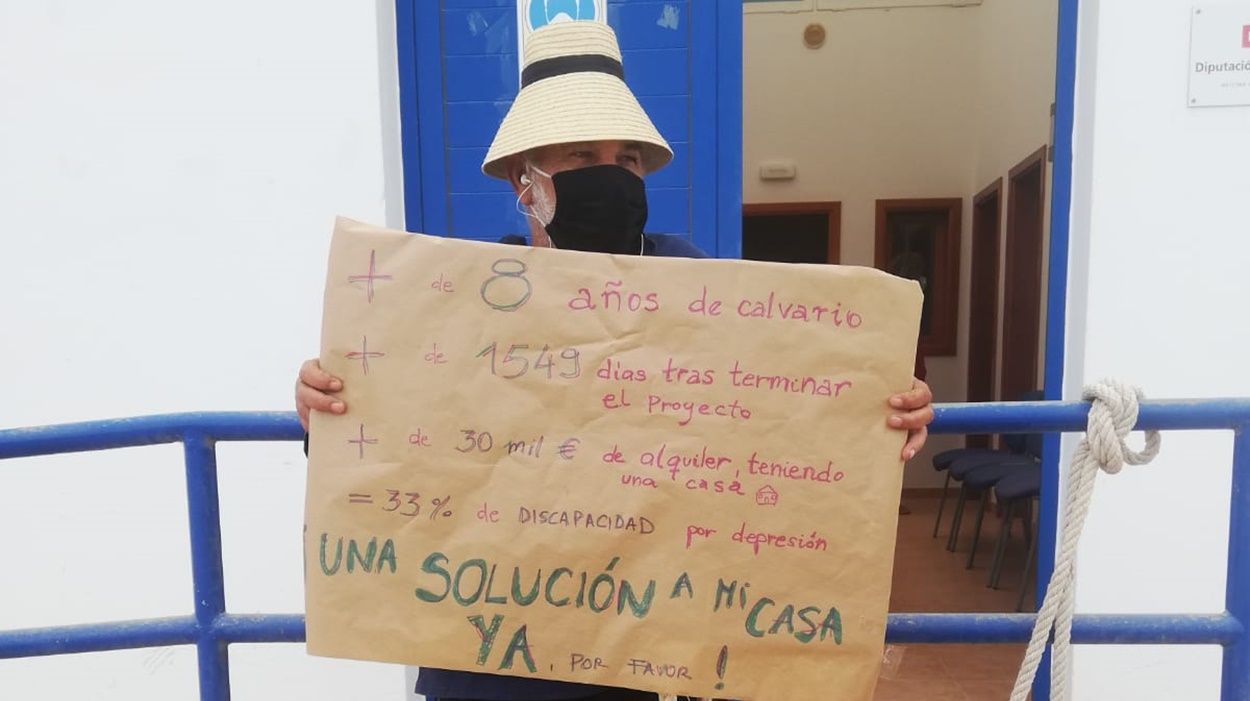 Victoriano Hernández protesta ante la Oficina Municipal de La Graciosa