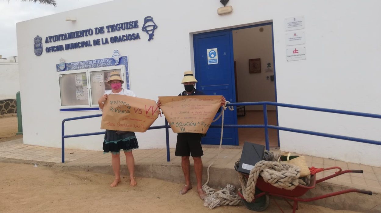 Victoriano Hernández, junto a su actual pareja, protestando frente a la Oficina Municipal de La Graciosa