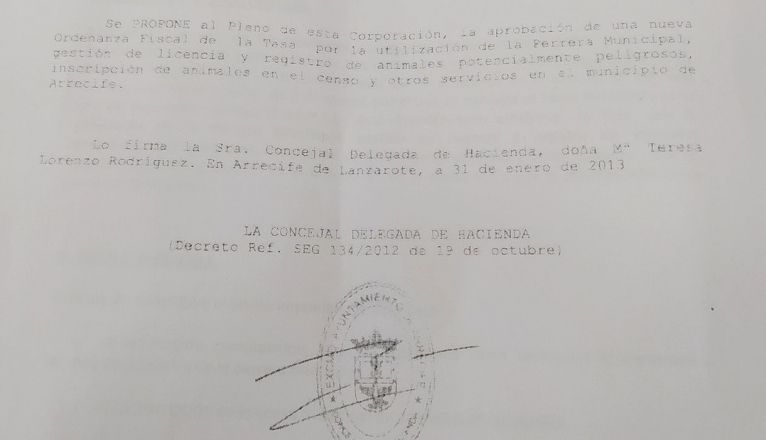 La concejal de CC, María Teresa Lorenzo, firmó en 2013 la propuesta de la nueva ordenanza que hoy ha sido aprobada de manera inicial en el Ayuntamiento de Arrecife