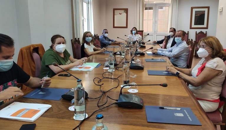 Reunión en el Cabildo con el economista José Carlos Díez