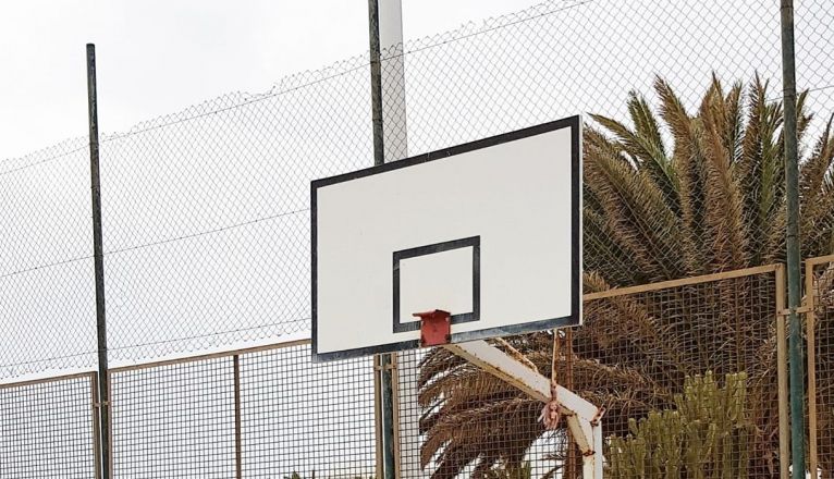 Canasta rota en una cancha de Costa Teguise