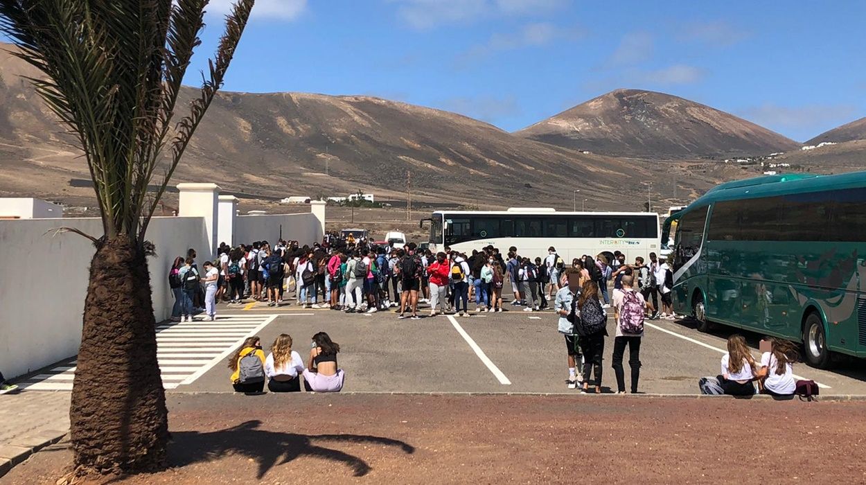 Alumnos del IES Yaiza, en la puerta del centro