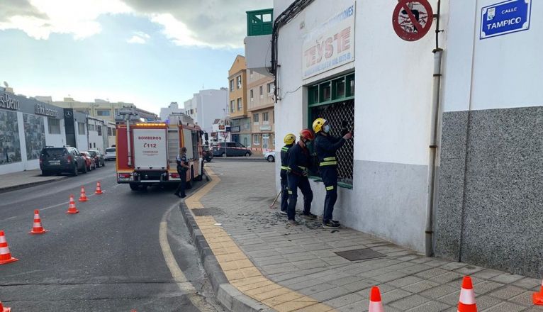 Bomberos retirando cristales en un escaparate de Arrecife Bomberos retirando cristales en un escaparate de Arrecife