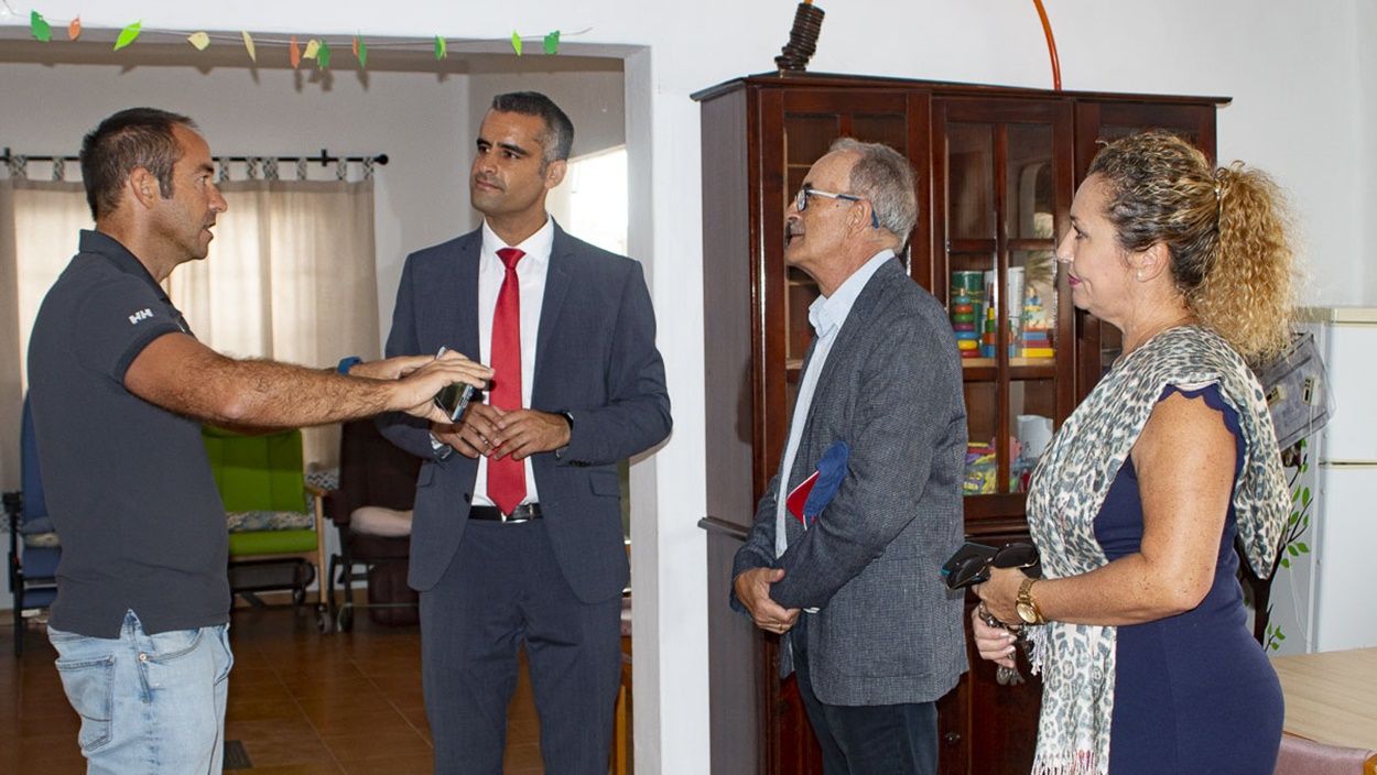 Visit of the architect, the mayor, and the Councilor for Social Welfare to Las Cabreras