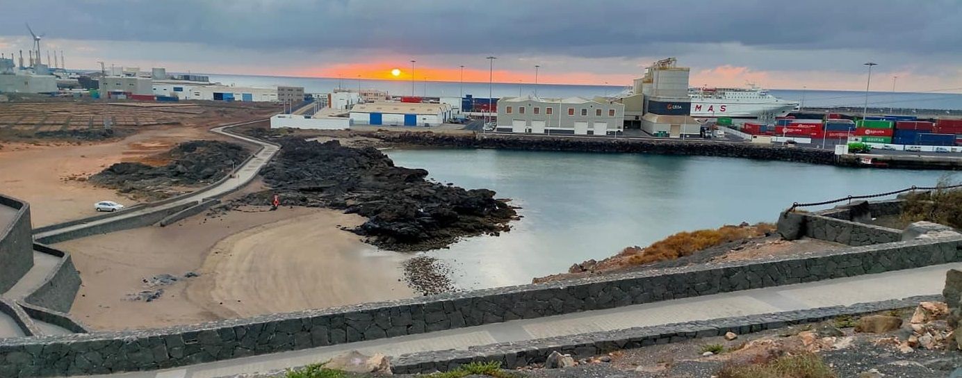 Arrecife intensifica la limpieza de las playas del municipio