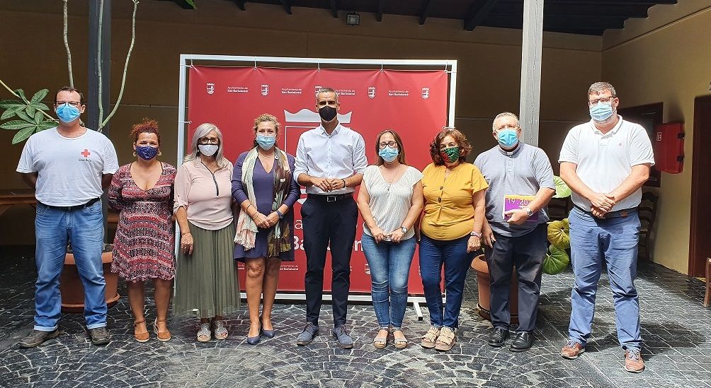 El alcalde de San Bartolomé, junto a concejales del Ayuntamiento y representantes de asociaciones