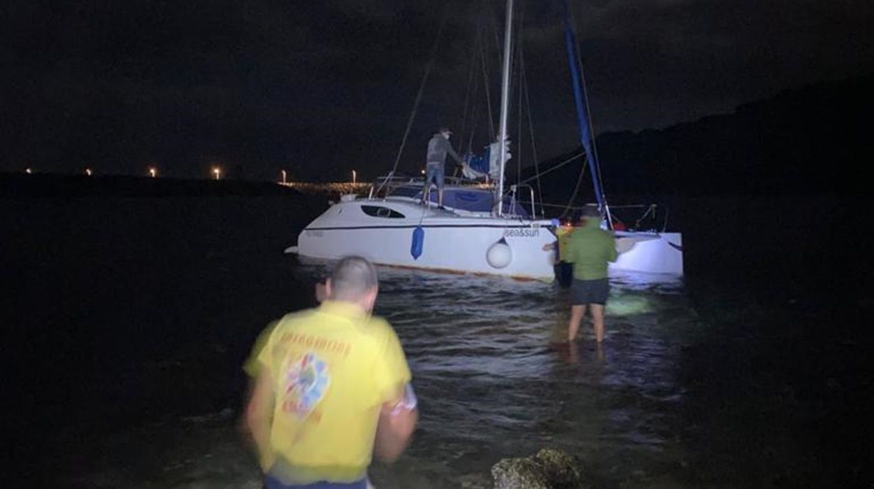 Catamarán embarrancado en La Graciosa