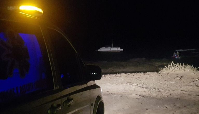 Asisten a los ocupantes de un catamarán que había embarrancado en la Graciosa