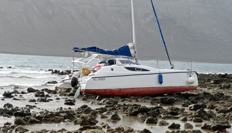 Catamarán encallado en La Graciosa