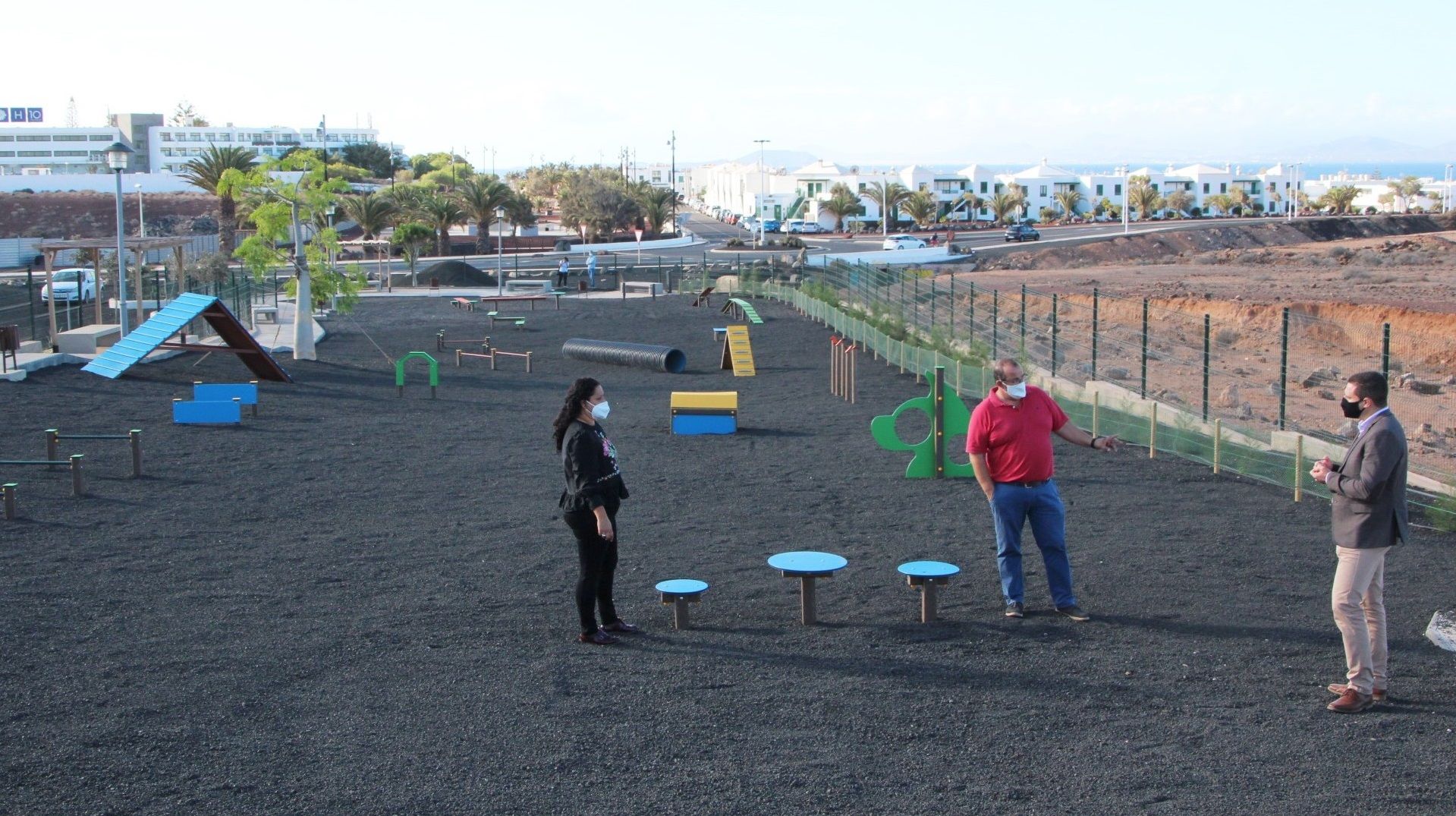 El alcalde visita el parque canino de Playa Blanca