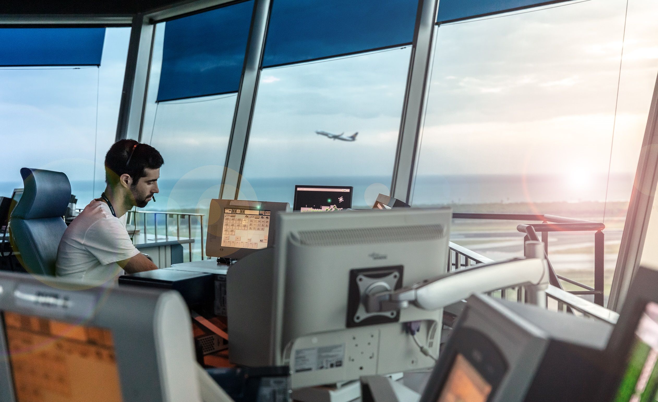 Imagen de una torre de control de vuelos gestionada por Enaire
