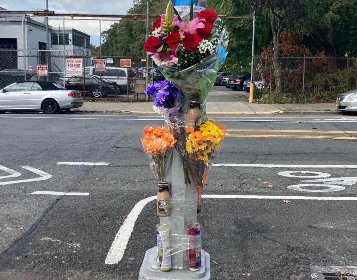 Flores junto al lugar del accidente en Nueva York