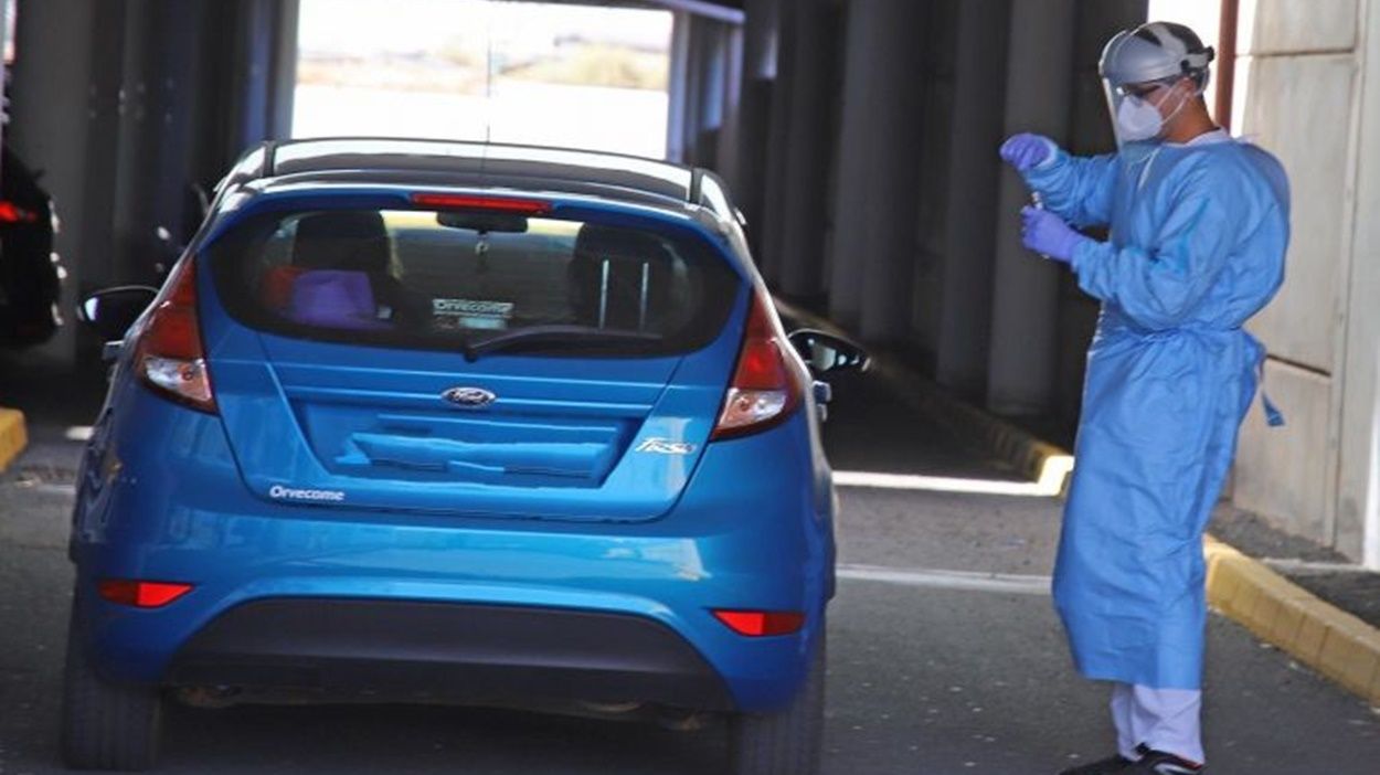 Recogida de muestras en el auto covid del Hospital Molina Orosa para las pruebas de coronavirus