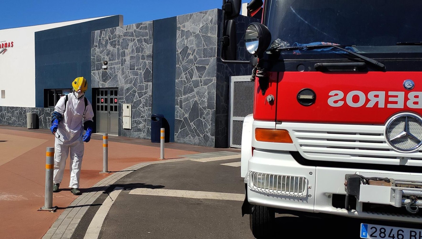 Desinfección en el puerto de Los Mármoles durante la crisis del coronavirus en Lanzarote