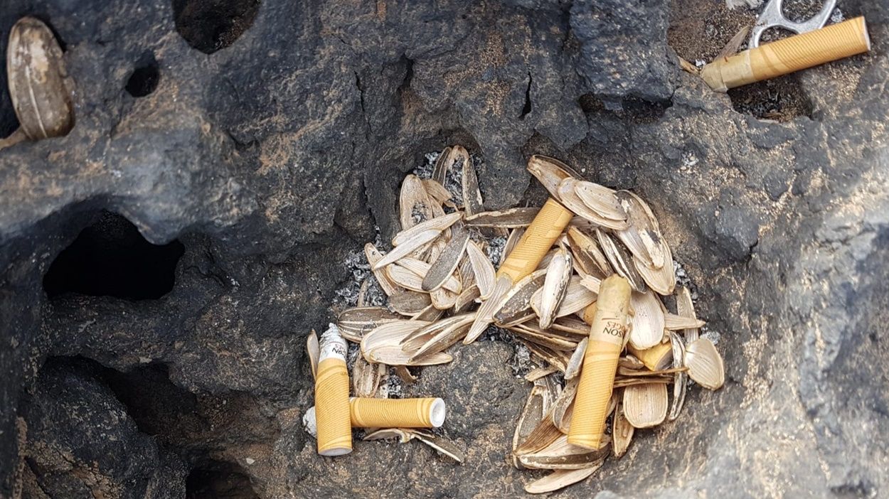 Colillas en la playa de El Cable