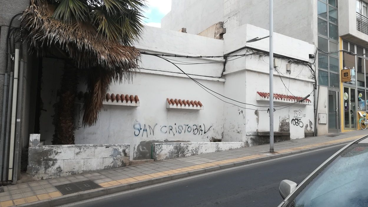 Cables sueltos en la calle Gómez Ulla de Arrecife