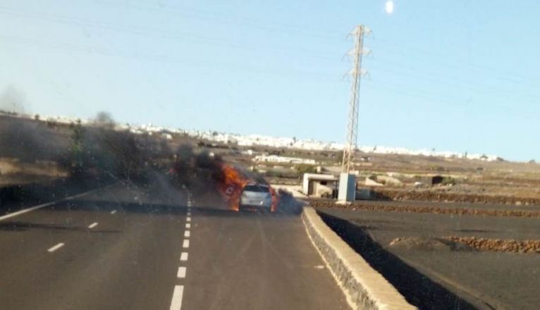 Arde un coche en Güime Arde un coche en Güime