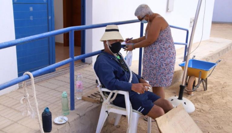 Una vecina firma en apoyo a Victoriano Una vecina firma en apoyo a Victoriano