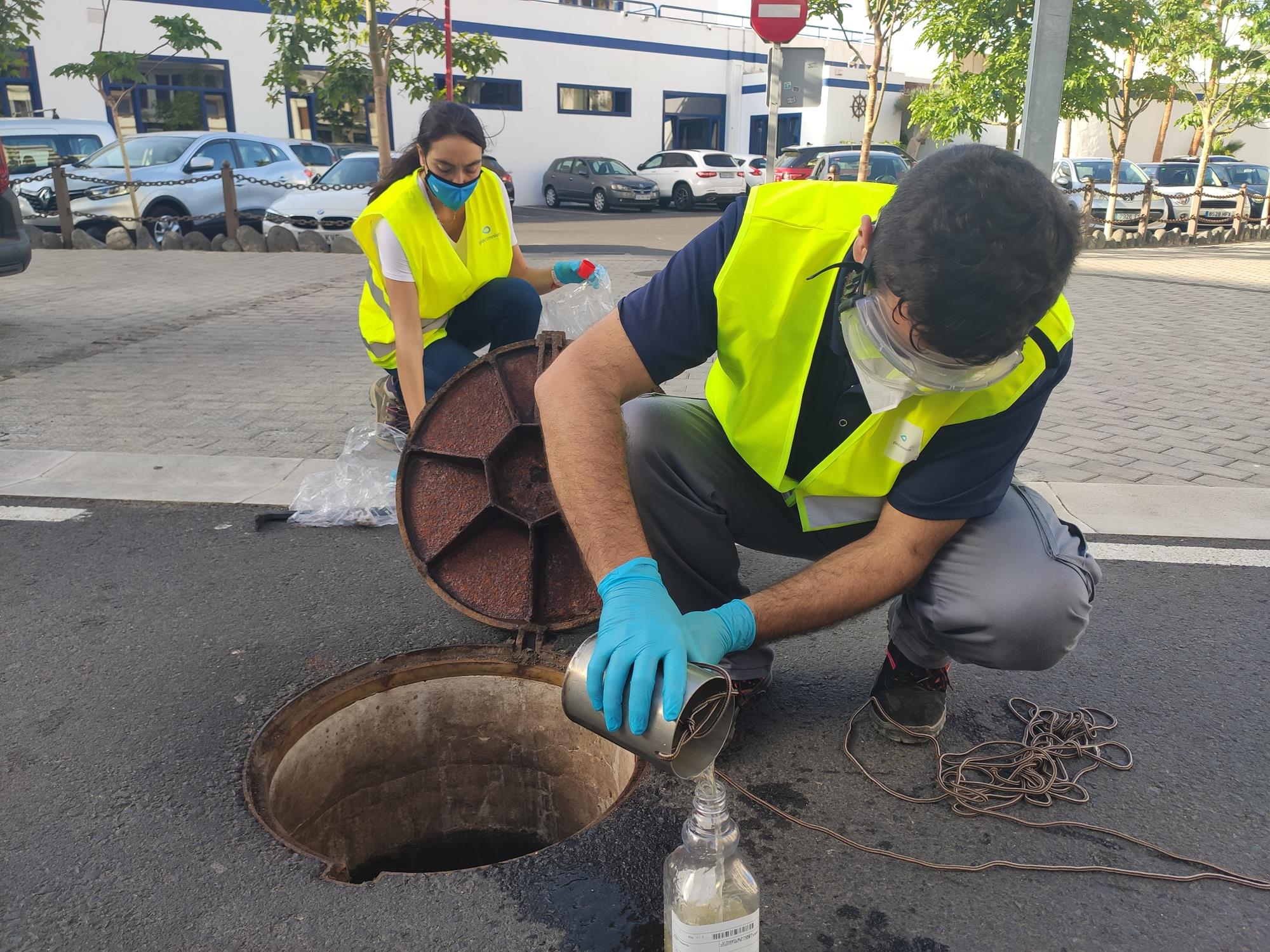 Toma de muestras de aguas residuales de Lanzarote para realizar pruebas de Covid-19