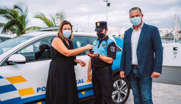 El jefe de la Policía Local recibe las llaves del nuevo coche El jefe de la Policía Local recibe las llaves del nuevo coche