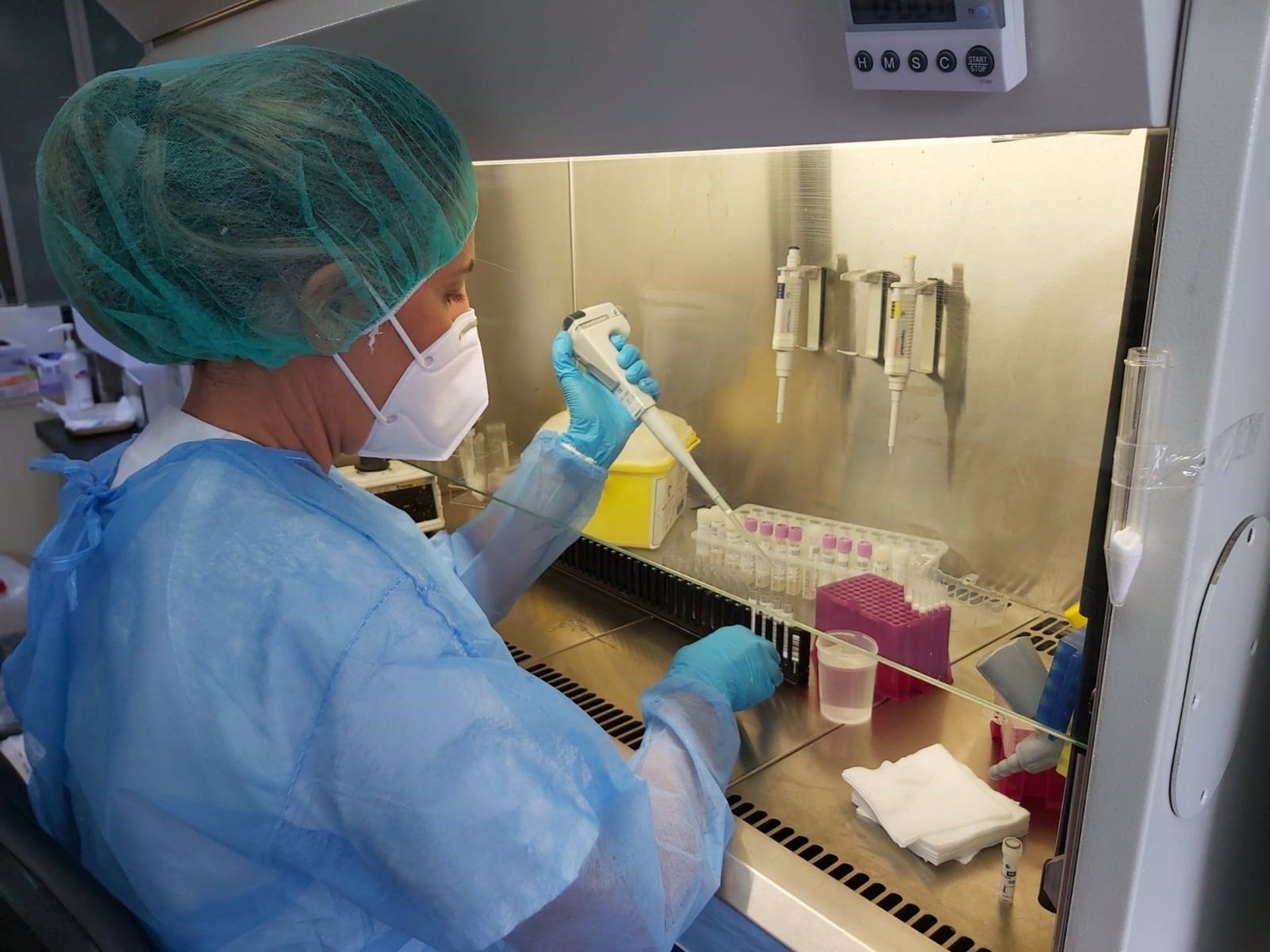 Una profesional del servicio de Microbiología del HUC procesa una prueba PCR de covid-19