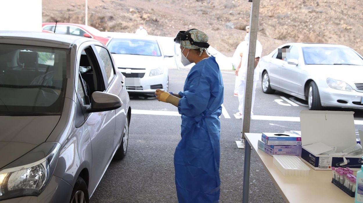 Toma de muestras para PCR en el Covid Auto del Recinto Ferial