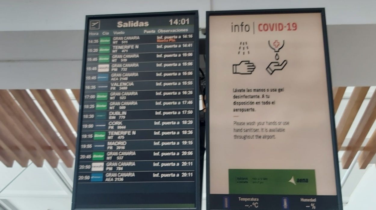 Pantalla de información de vuelos en el aeropuerto de Lanzarote
