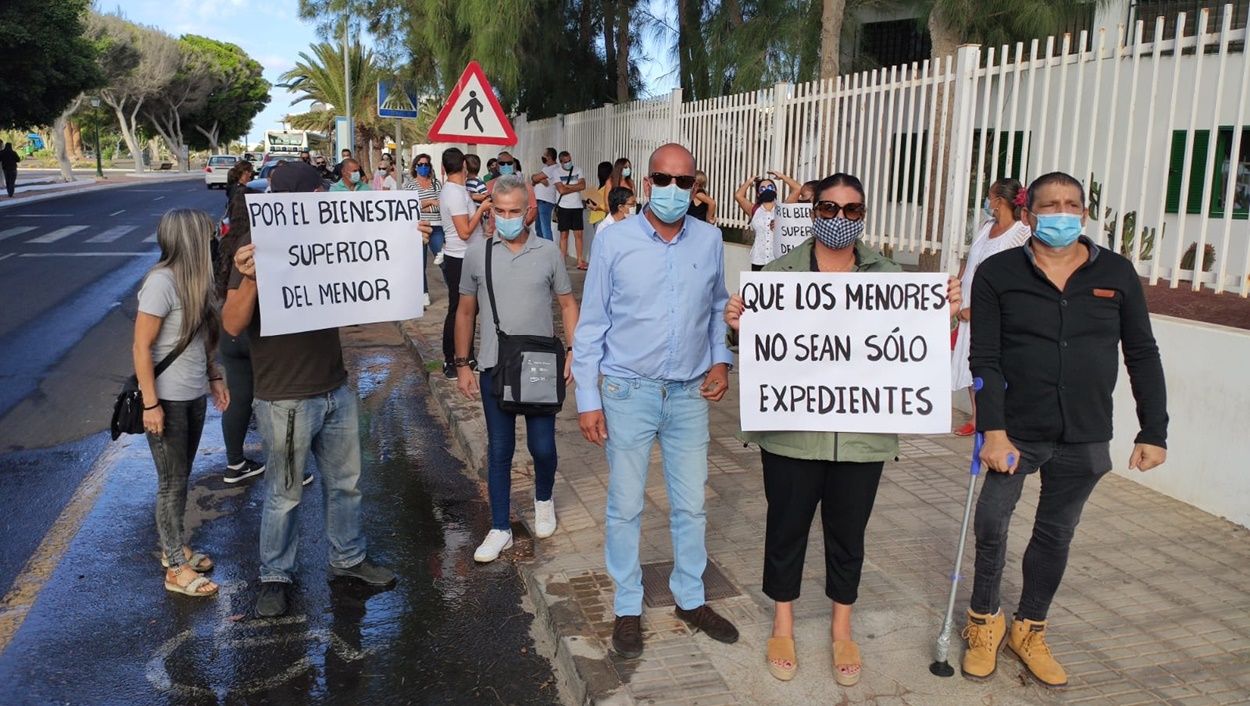 Protesta que Ulises y Gloria han llevado a cabo frente a los Servicios Sociales. Fotos: Sergio Betancort 