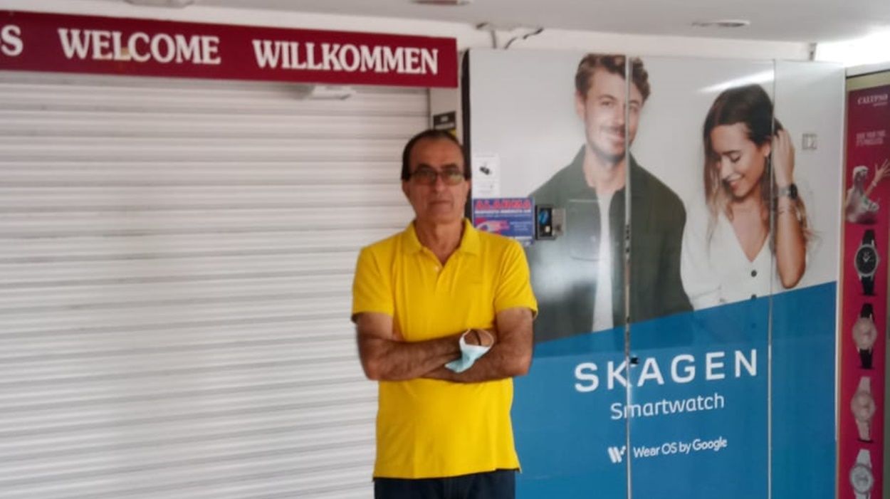 Anil Kumar Aswani, en la puerta de uno de sus negocios