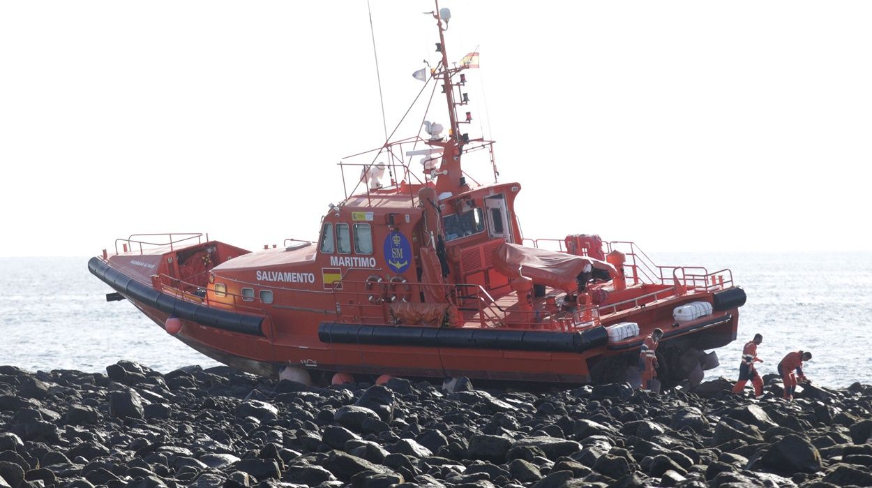 Embarcación de Salvamento Marítimo encallada en Arrecife. Fotos: Sergio Betancort 