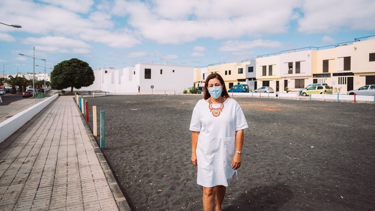 La alcaldesa, Astrid Pérez, visita la parcela donde irá el parque infantil en Argana Alta